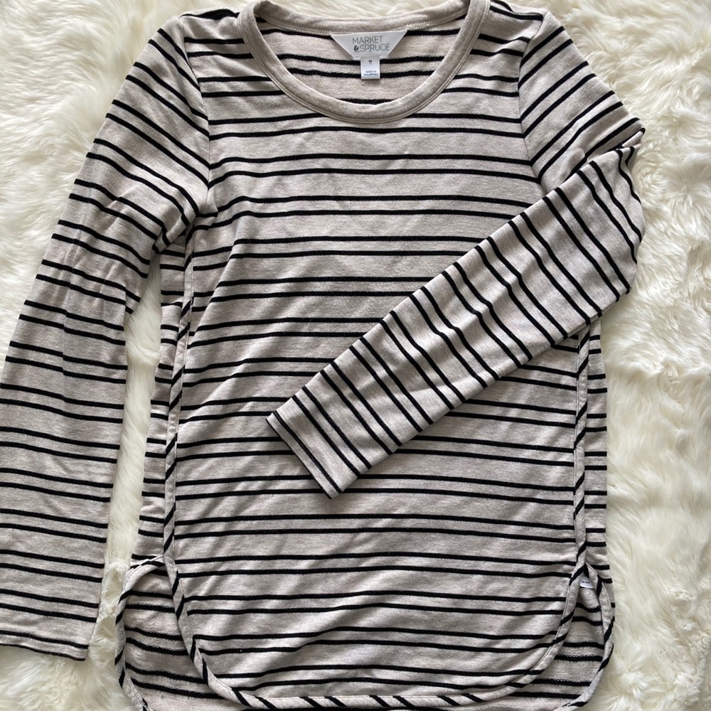 Market & Spruce Curved Hem Long Sleeve Top